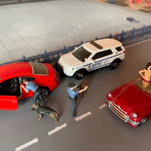 1-64 scale diorama policemen figures and shepherd dogs set