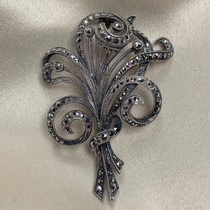 Elegant Sterling Silver Pin: Vintage Touch of Class