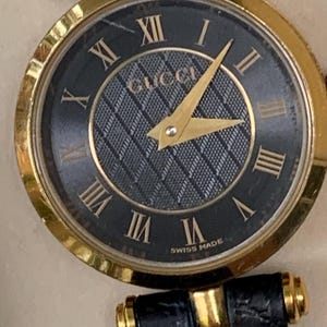 vintage Gucci watch  Women 2000L Quartz Watch Original box and papers