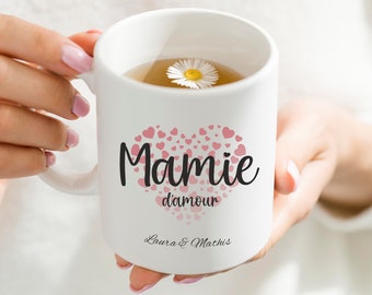 May include: White ceramic mug with a pink heart design and the text "Mamie d'amour Laura & Mathis".