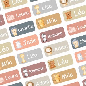 Peut inclure: Plusieurs étiquettes rectangulaires avec des noms et des illustrations d'animaux mignons. Les étiquettes sont de différentes couleurs pastel. Les animaux incluent un ours, une girafe, un tigre, un zèbre, un lion, un hérisson, un hippopotame et un lapin.