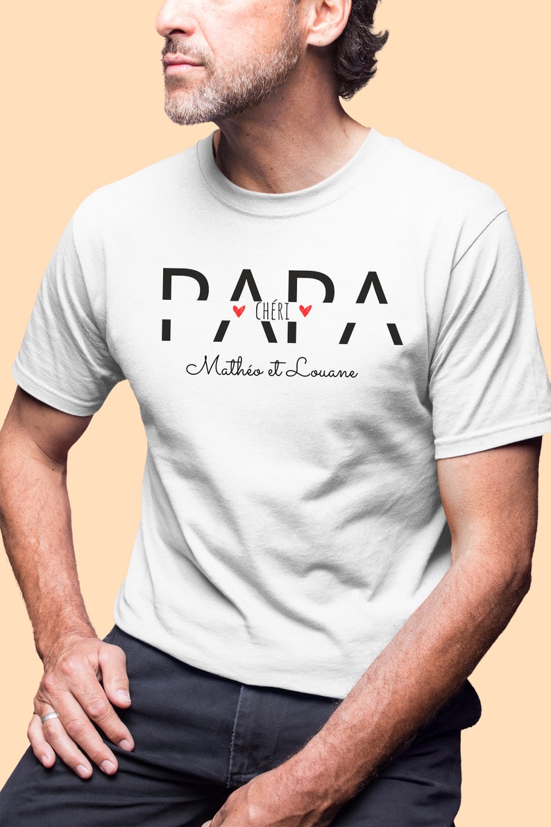 Pode incluir: Camiseta branca com texto preto que diz "Papa Ch&eacute;ri" com dois cora&ccedil;&otilde;es vermelhos e "Math&eacute;o et Louane" abaixo.