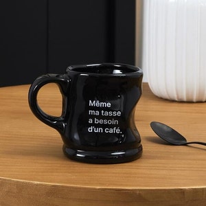 Distorted Message Mug 20cl - "Even my cup needs coffee"