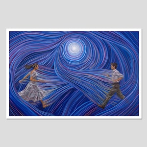 Könnte beinhalten: Ein Kunstdruck mit einem Mann und einer Frau, die durch einen Wirbelsturm aus blauen und violetten Linien rennen. Die Frau trägt ein weißes Kleid, und der Mann trägt ein Hemd und eine Hose. Ein helles Licht scheint in der Mitte.