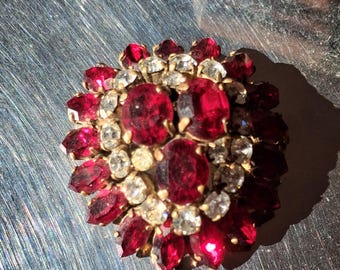 Broches antigos vintage, joias régias, rubi vermelho granada facetada, diamante falso, strass, talismãs, corsages, enfeites de boutonnière.