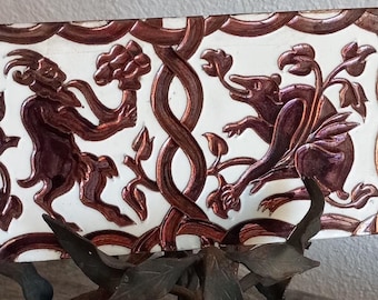 Cerâmica, arte popular, cerâmica com esmalte metálico, placas de jardim, azulejos em relevo, colecionáveis, diabo fumando cachimbo, dançando, folclore medieval, Satanás, vintage