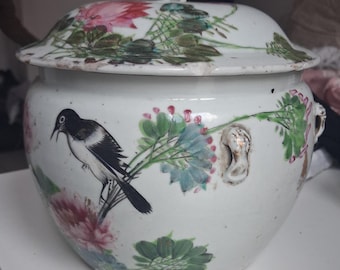 Vaso antigo de porcelana chinesa com tampa, peça de arte cerâmica colecionável, estilo Kamcheng, família Rose, final da República Qing, policromado, flora e fauna.