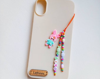 Kawaii Cartoon Phone Charm Nom personnalisé, bunte Perlen Anhänger mit Wunschtext, Cute Cartoon Figure Charm Customized Colorful Seed Beads