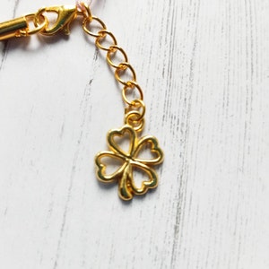 Letter Charm / Name Charm, Colourful Bead Charm / Lucky Charm / Personalisierte Anhänger / Anhänger mit Namen / Geschenk für die Schüler Lucky Clover Gold