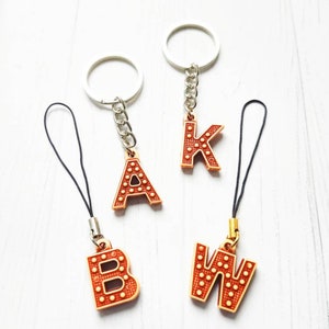 Keychain Initial Personalized Phone Charm Initial Name, Handyanhänger mit Initialen Namen Schlüsselanhänger personalisierte Namen Initialen image 1