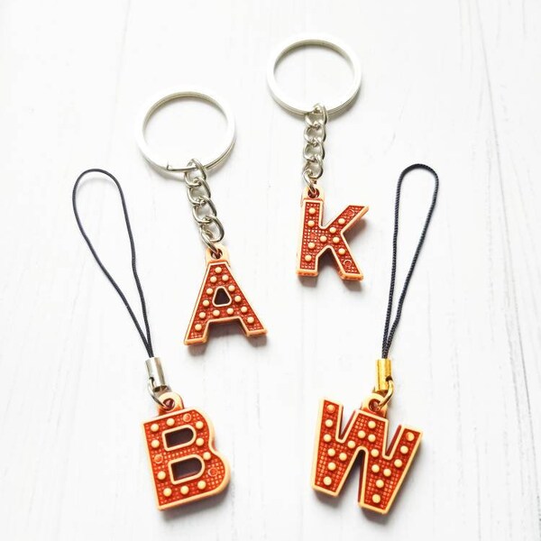 Keychain Initial Personalized Phone Charm Initial Name, Handyanhänger mit Initialen Namen Schlüsselanhänger personalisierte Namen Initialen