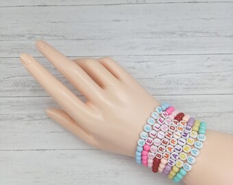 Bracelet personnalisé prénom couleur pastel, idée cadeau pour les filles Bestie woman Best Friends Forever Bracelet minimaliste simple des années 90, cadeau d'anniversaire