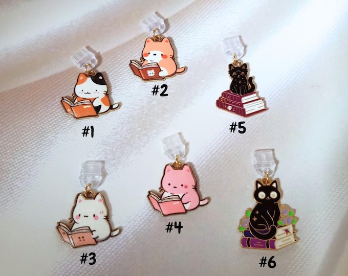 Dust Plug Charm Bookish Cat Books Kawaii E-Reader Accessory for Kindle, Kobo, Tolino, Handyanhänger USB-C, Micro USB, Lightning, Aux