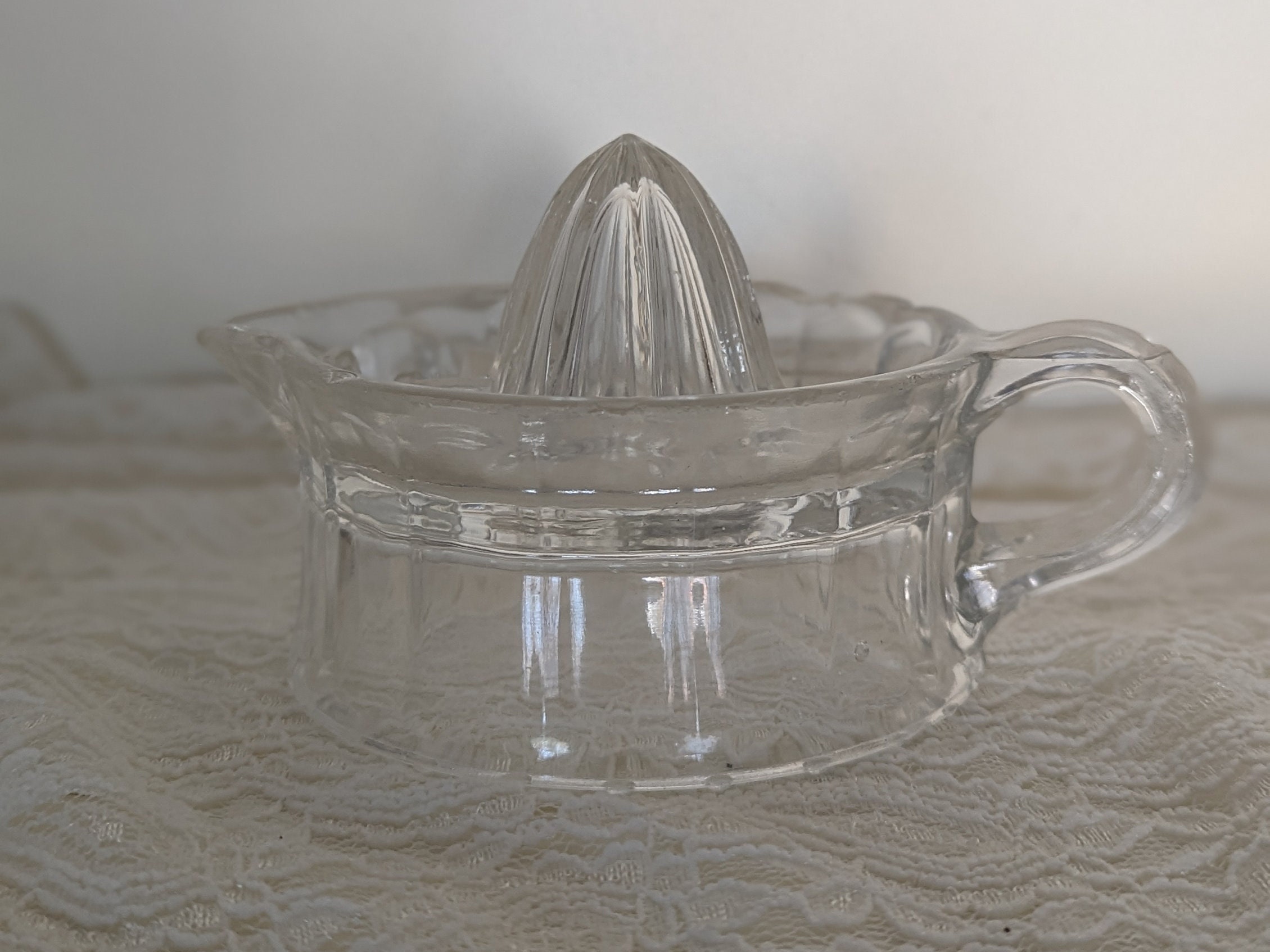 Classic Country-squeezed pressed glass juicer and measuring cup - Lavish  Three