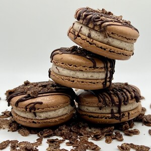 Chocolate Pebble Cereal French Macarons: Cereal Milk Buttercream