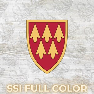 Puede incluir: Un escudo rojo con seis puntas de flecha amarillas dispuestas en dos filas de tres. El escudo tiene un borde dorado. El texto "SSI FULL COLOR" está en la parte inferior.