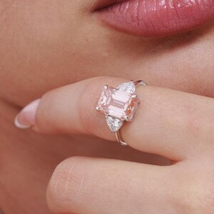 Luxurious 14K Gold Ring with Lab-Created Pink Diamond and Heart-Shaped Side Diamonds