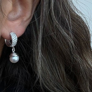 Stuning Pearls Drop earings 14k white gold with natural diamonds , Diamond Pearls Earring, Minimalist Jewelry, Wedding Earring.