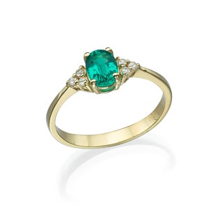 Oval cut green Emerald engagement ring with natural diamonds