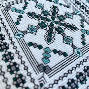 Mönster med turkos ismönster, korsstygnsmönster i PDF-format, broderimönster