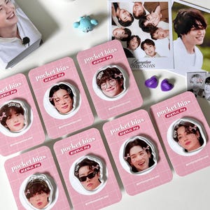 BTS acrylic pin &quot;pocket bias&quot; / coquette Bangtan - RM Jin Yoongi Jhope Taehyung Jimin Jungkook / kpop accessoire fan made / box cadeau