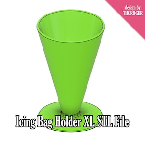 Peut inclure: Un porte-poche à douille en plastique vert vif en forme de cône avec une base ronde. Le porte-poche est conçu pour contenir un grand poche à douille. Le texte "Icing Bag Holder XL STL File" est imprimé sous le porte-poche.