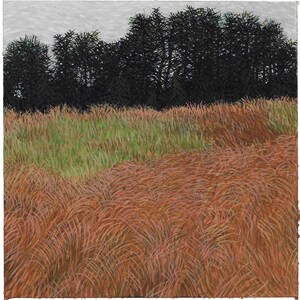 Puede incluir: Una pintura de un campo de hierba alta con una línea de árboles oscuros en el fondo. La hierba es una mezcla de verde y marrón, y los árboles están silueteados contra un cielo gris claro.