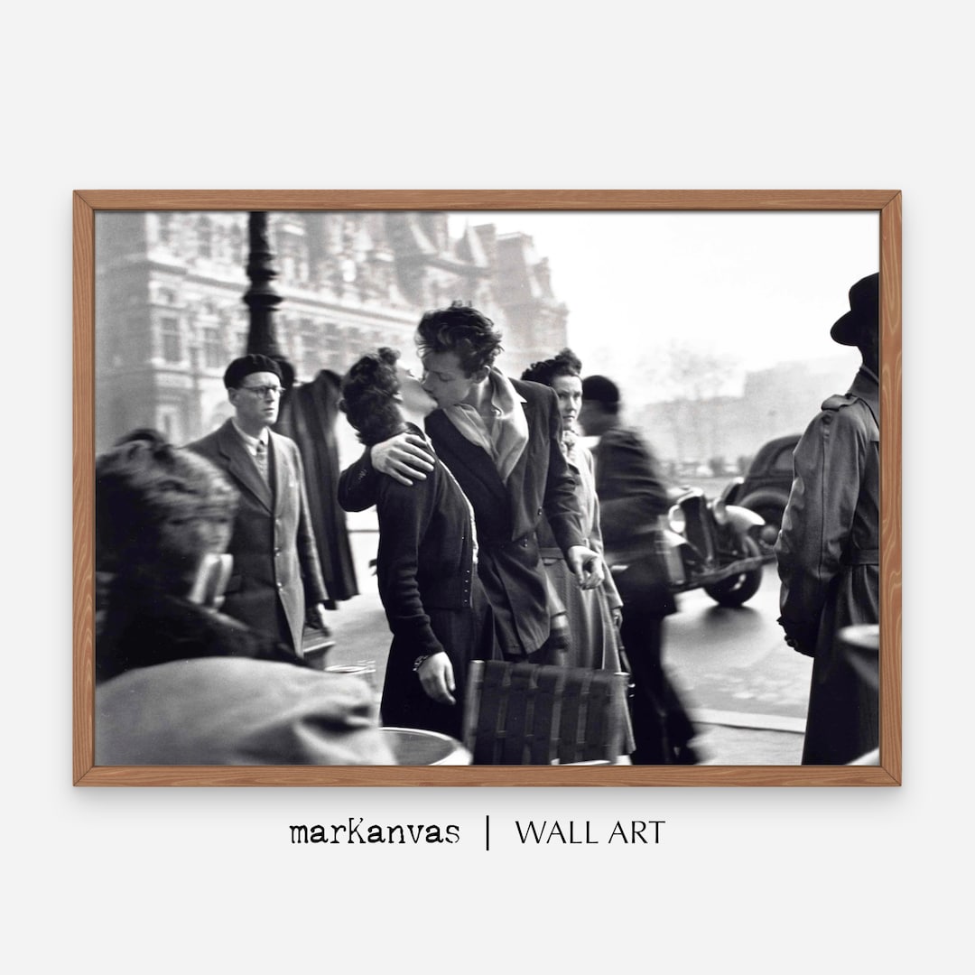 The Iconic Kiss of Hôtel De Ville, Instant DOWNLOAD, Vintage Paris