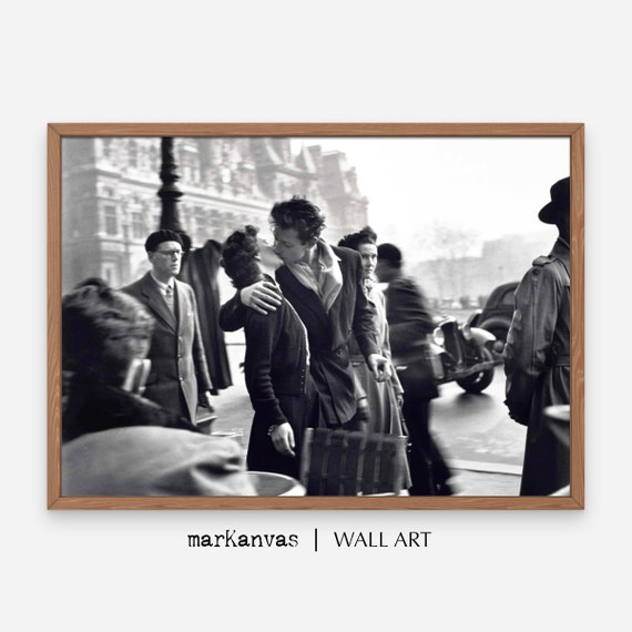 The Iconic Kiss of Hôtel De Ville, Instant DOWNLOAD, Vintage Paris