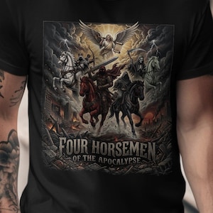 Puede incluir: Camiseta negra con un gráfico detallado de los Cuatro Jinetes del Apocalipsis. El diseño incluye jinetes a caballo, ángeles y el texto "FOUR HORSEMEN of the APOCALYPSE". La camiseta la lleva una persona.