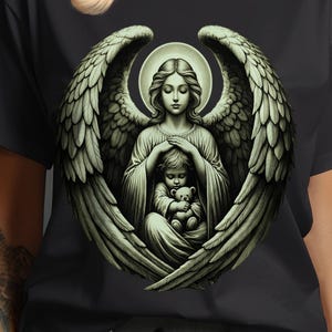 Camiseta Alas de Ángel: Ángel de la Guarda, Niño con Osito de Peluche