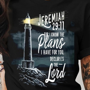 Maglietta con citazione cristiana ispiratrice del faro Geremia 29:11, regalo religioso per credenti, abbigliamento basato sulla fede, perché conosco i piani