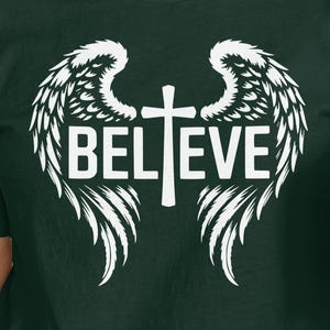 Camiseta con alas de ángel y cruz: camiseta cristiana inspirada en la fe.