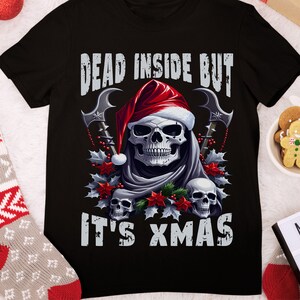 Dood van binnen, maar het is een kerstschedel, een kerstmuts, een grappig kerstshirt, een sarcastische kerst. Anti-kerstmis, Donkere humor, Feestelijke rebellie, Edgy Kerstmis