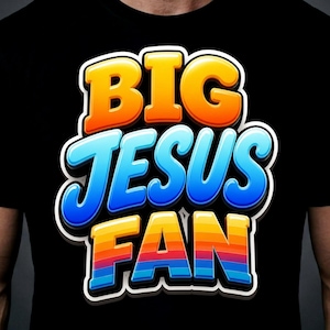 Könnte beinhalten: Schwarzes T-Shirt mit dem Schriftzug "BIG JESUS FAN" in einer bunten, blasenartigen Schriftart. Der Text ist weiß umrandet, mit orangefarbenen, blauen und gelben Farbverläufen. Das T-Shirt wird getragen.