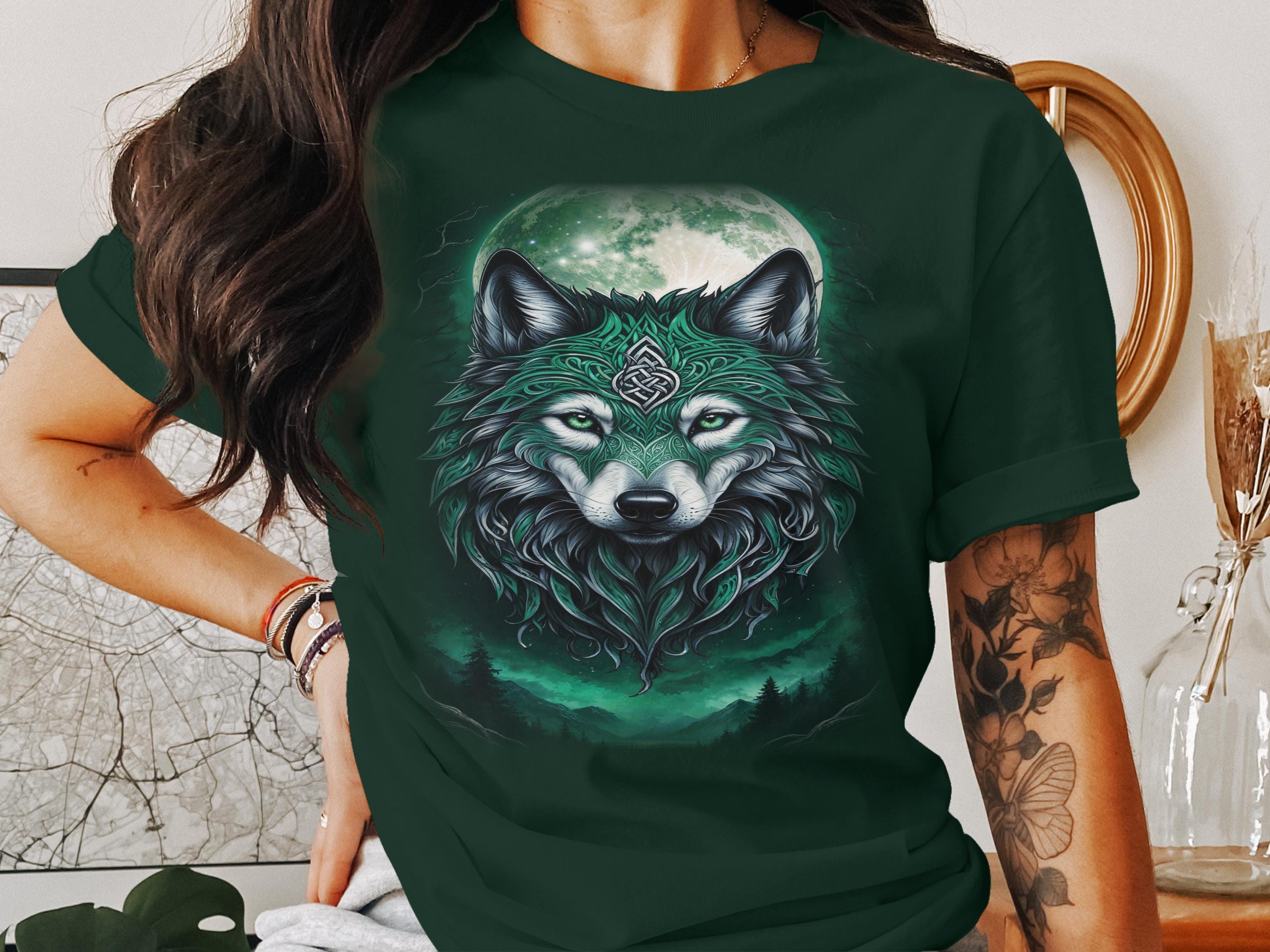 ケルト狼の月Tシャツ：グリーンファンタジーアートTシャツ - Etsy 日本