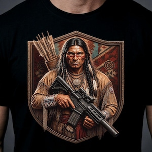 Op de afbeelding: Een zwart t-shirt met een grafische print van een persoon met lang donker haar in een beige kledingstuk met franjes, die een zwart geweer vasthoudt en een koker met pijlen op de rug draagt, alles omlijst door een decoratieve schildvormige rand.