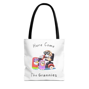 Tote Bag (AOP) Hier kommen die Omas von Bluey