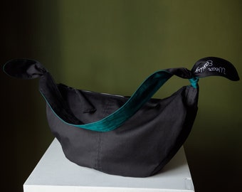 Hobo bag with green cotton lining, two-color body strap, 2 inner pockets & lavender zip puller