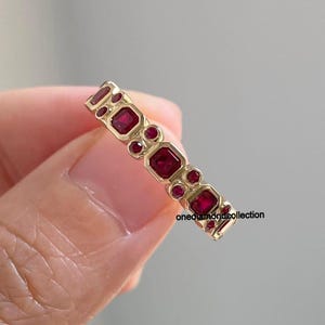 ルビーストーンのゴールドバンドリング｜ベゼルセッティングの重ね付けリング｜ミニマルで繊細なジェムストーンリング｜ヴィンテージスタイルの結婚祝いギフト（女性向け）