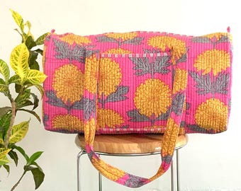 Rosa Blumen Reisetasche: Handgemachte Gesteppte Reisetasche aus Baumwolle mit Blockprint