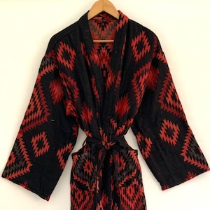 Kimono de mezcla de lana de yak hecho a mano: bata con estampado azteca rojo y negro