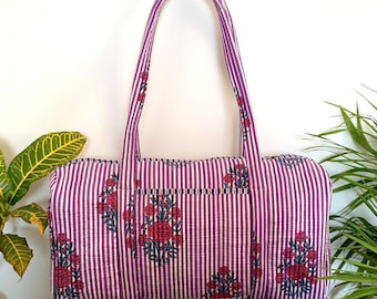 Bolsa de lona con estampado de bloques de algodón hecha a mano con flores moradas, bolsa de viaje, bolsa de gimnasio o yoga, bolsa acolchada de uso diario o regalo para alguien especial