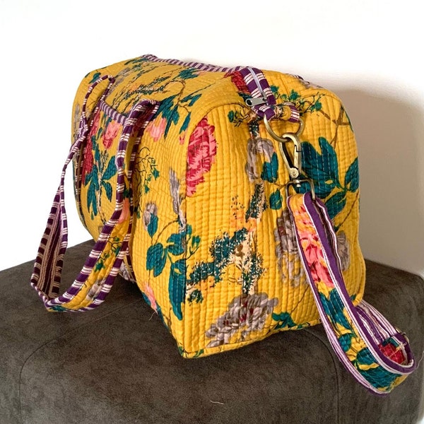 Borsa a tracolla gialla con fodera viola, borsone con stampa a blocchi di cotone fatto a mano, borsa da viaggio trapuntata, borsa da palestra/yoga o regalo per una persona speciale