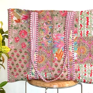 Schöne Rosa-Beige handgemachte Baumwollpatchwork reversibel große Einkaufstasche, große gesteppte Einkaufstasche, große Markttasche oder gelegentlich Geschenk