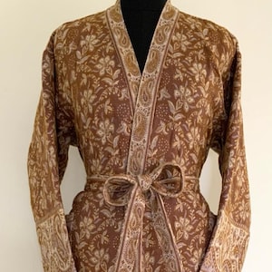 Kimono/vestaglia unisex in misto lana di yak con motivo floreale marrone chiaro, kimono fatto a mano, speciale inverno, vestaglia, perfetto come regalo per una persona speciale/per ogni occasione.