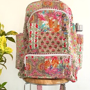 Sac à dos matelassé en coton fait main patchwork floral beige, sac pour ordinateur portable, sac de voyage, sac à dos bohème indien, cartable, usage quotidien ou parfait pour cadeau