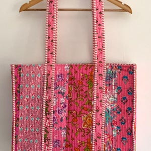 Schöne rosa Blumen handgefertigt Baumwolle Patchwork reversibel große Einkaufstasche, große gesteppte Einkaufstasche oder perfekt für Geschenk / gelegentlich