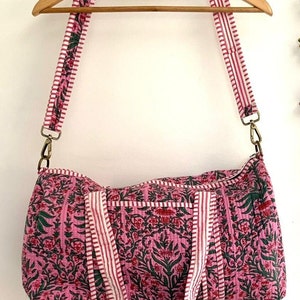 Rosa Umhängetasche, handgefertigte Baumwoll-Block-Print-Reisetasche, Reisetasche, Fitnessstudio oder Yoga-Tasche, gesteppte Tasche für den täglichen Gebrauch ODER Geschenk für einen besonderen Menschen