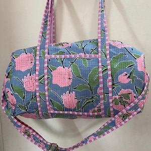 Beau sac à bandoulière fleuri gris, sac de sport fait main en coton, sac de voyage matelassé, sac de sport/yoga OU cadeau pour quelqu'un de spécial